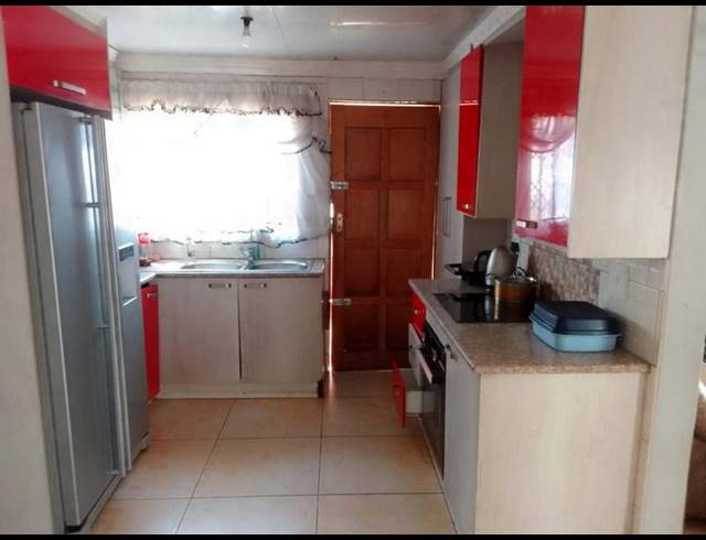4 BEDROOM HOUSE FOR SALE IN MEADOWLANDS